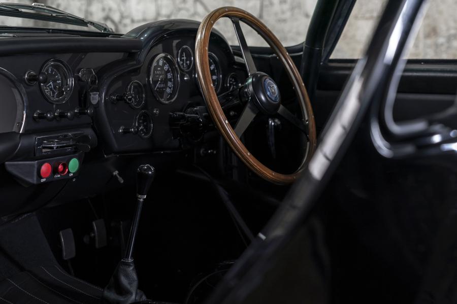 Интерьер Aston Martin DB4 GT Continuation 2017 года  (UK) (фото 78 из 90)